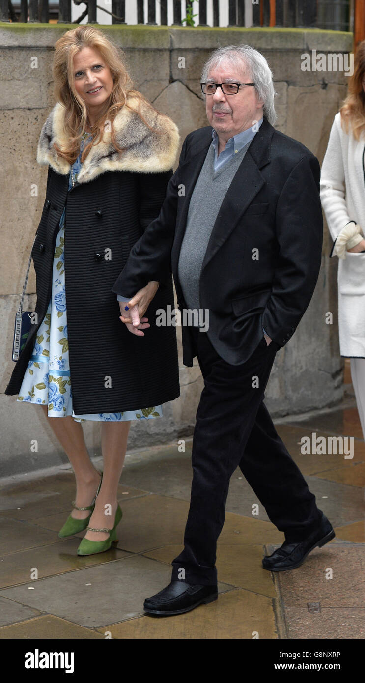 Bill Wyman e Suzanne Accosta arrivano alla chiesa di St Bride a Londra per una cerimonia per celebrare il matrimonio di Rupert Murdoch e Jerry Hall. Foto Stock