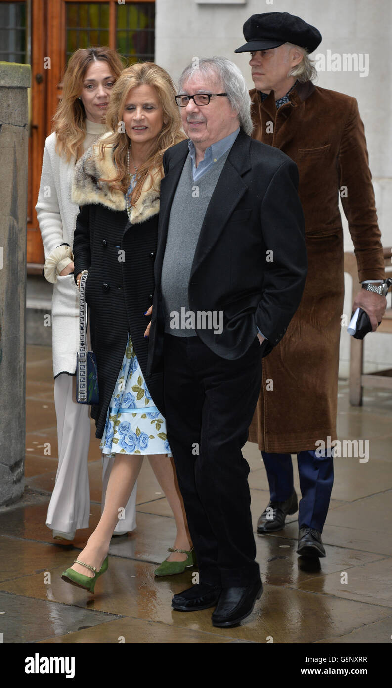 (Da sinistra a destra) Jeanne Marine, Suzanne Accosta, Bill Wyman e Bob Geldof arrivano alla St Bride's Church di Londra per una cerimonia per celebrare le nozze di Rupert Murdoch e Jerry Hall. Foto Stock