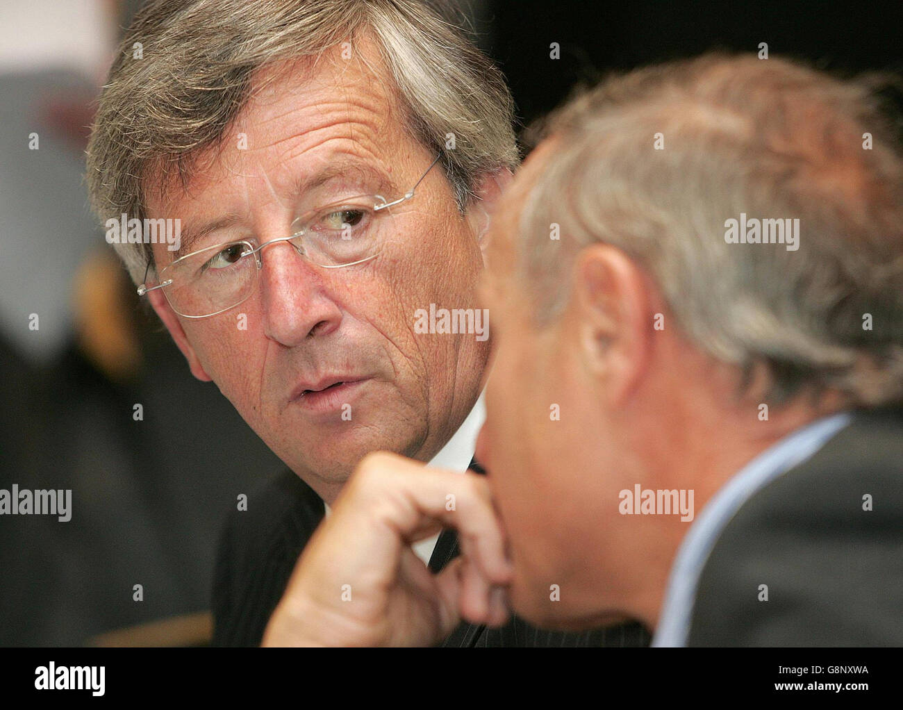 Jean-Claude Juncker Presidente dell'Eurogruppo (sinistra), in discussione con Gregoire Brouhns di Conseil de l'UE alla riunione dell'Eurogruppo al Radisson Hotel di Manchester, venerdì 9 settembre 2005. I ministri delle finanze europei discuteranno della crisi del prezzo del petrolio quando si riuniranno oggi a Manchester per un incontro regolare sotto la presidenza del Cancelliere Gordon Brown. I ministri di tutti i 25 stati membri dell'Unione europea valuteranno se si debba intervenire in risposta all'impennata dei prezzi del greggio, che hanno raggiunto più di 70 dollari al barile a seguito delle perturbazioni provocate all'industria statunitense Foto Stock