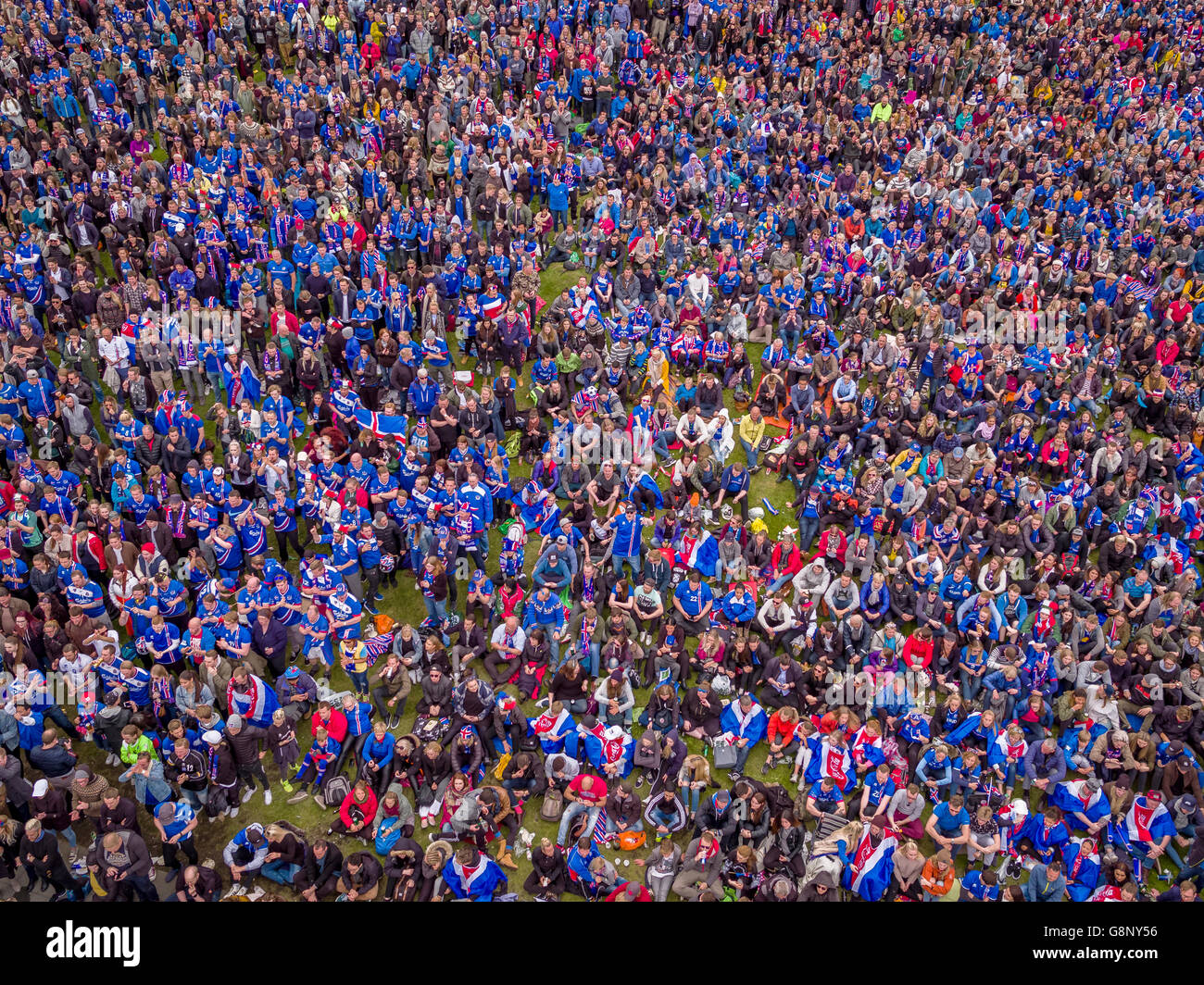 La folla in Reykjavik guardando l'Islanda vs Inghilterra-UEFA EURO 2016 torneo di calcio, Reykjavik, Islanda. L'Islanda ha vinto 2-1. Foto Stock