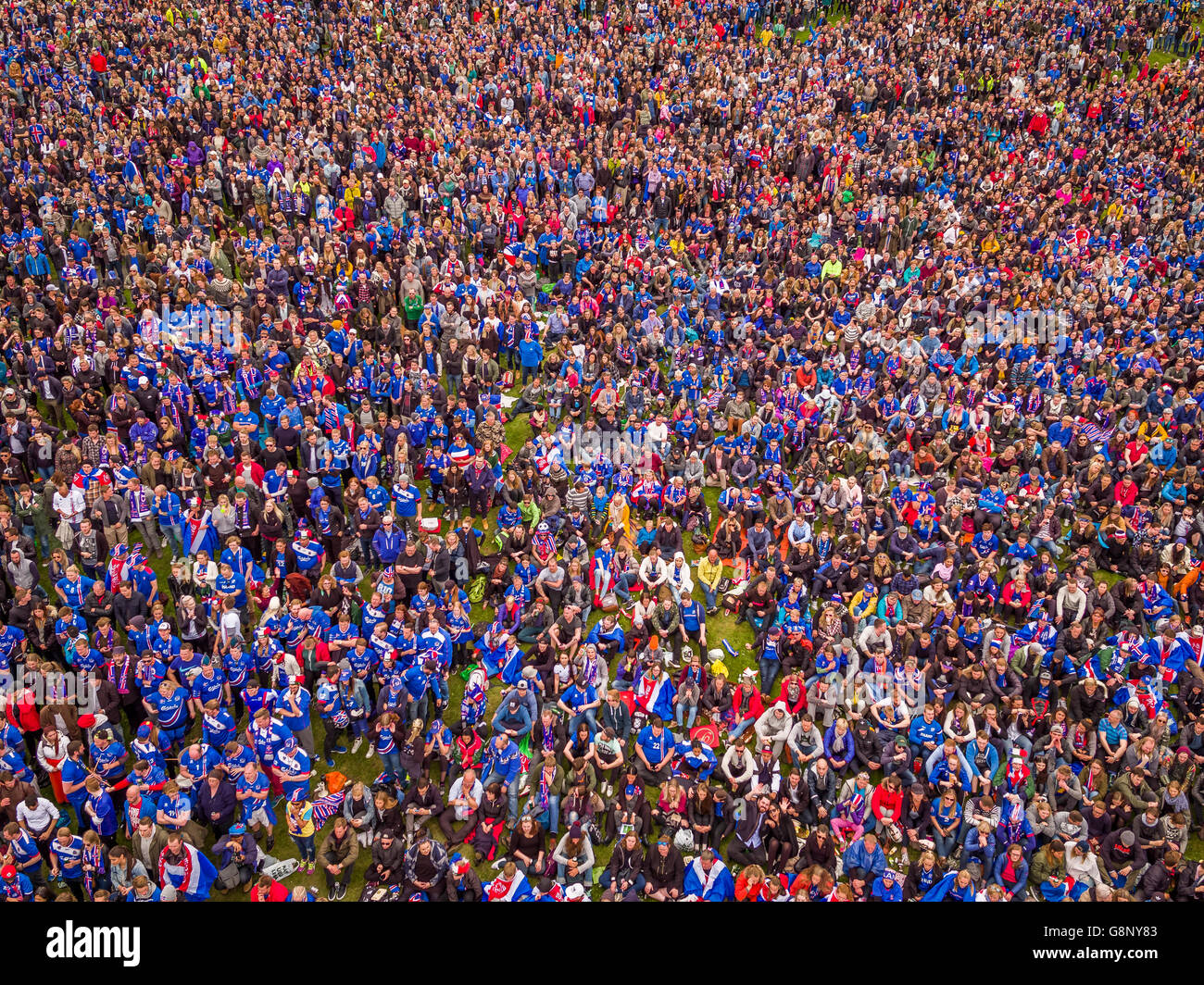 La folla in Reykjavik guardando l'Islanda vs Inghilterra-UEFA EURO 2016 torneo di calcio, Reykjavik, Islanda. L'Islanda ha vinto 2-1. Foto Stock