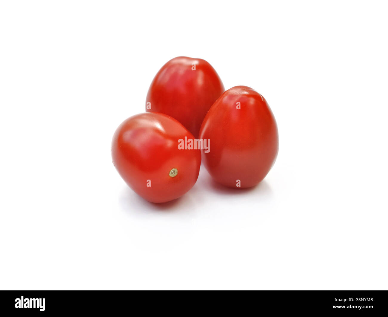 Little Red pomodori ciliegia isolati su sfondo bianco Foto Stock