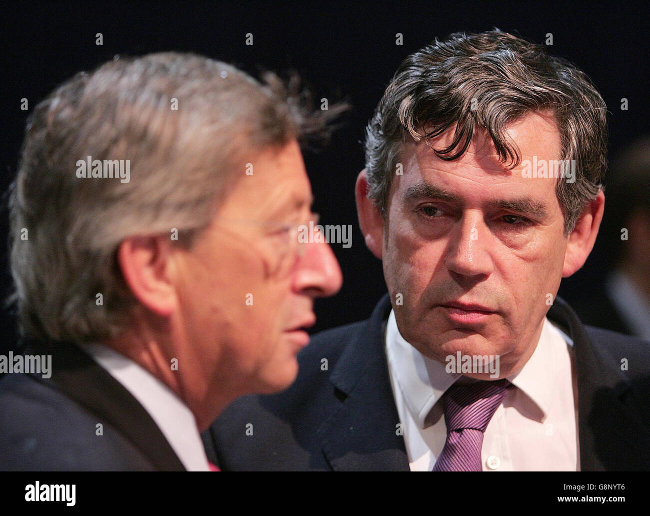 Cancelliere dello scacchiere Gordon Brown (destra) con il primo ministro lussemburghese Jean-Claude Juncker, prima dell'incontro ECOFIN e Central Bankers al G-Mex di Manchester sabato 10 settembre 2005. Discuteranno dell'economia europea "fragile" e dei probabili effetti dell'aumento dei prezzi del petrolio, per concordare come garantire che non vi sia alcuna ricaduta in una recessione a livello di Unione europea. Vedere PA storia POLITICA Brown. PREMERE ASSOCIAZIONE foto. Il credito fotografico dovrebbe essere: Martin Rickett/PA/WPA Rota Foto Stock