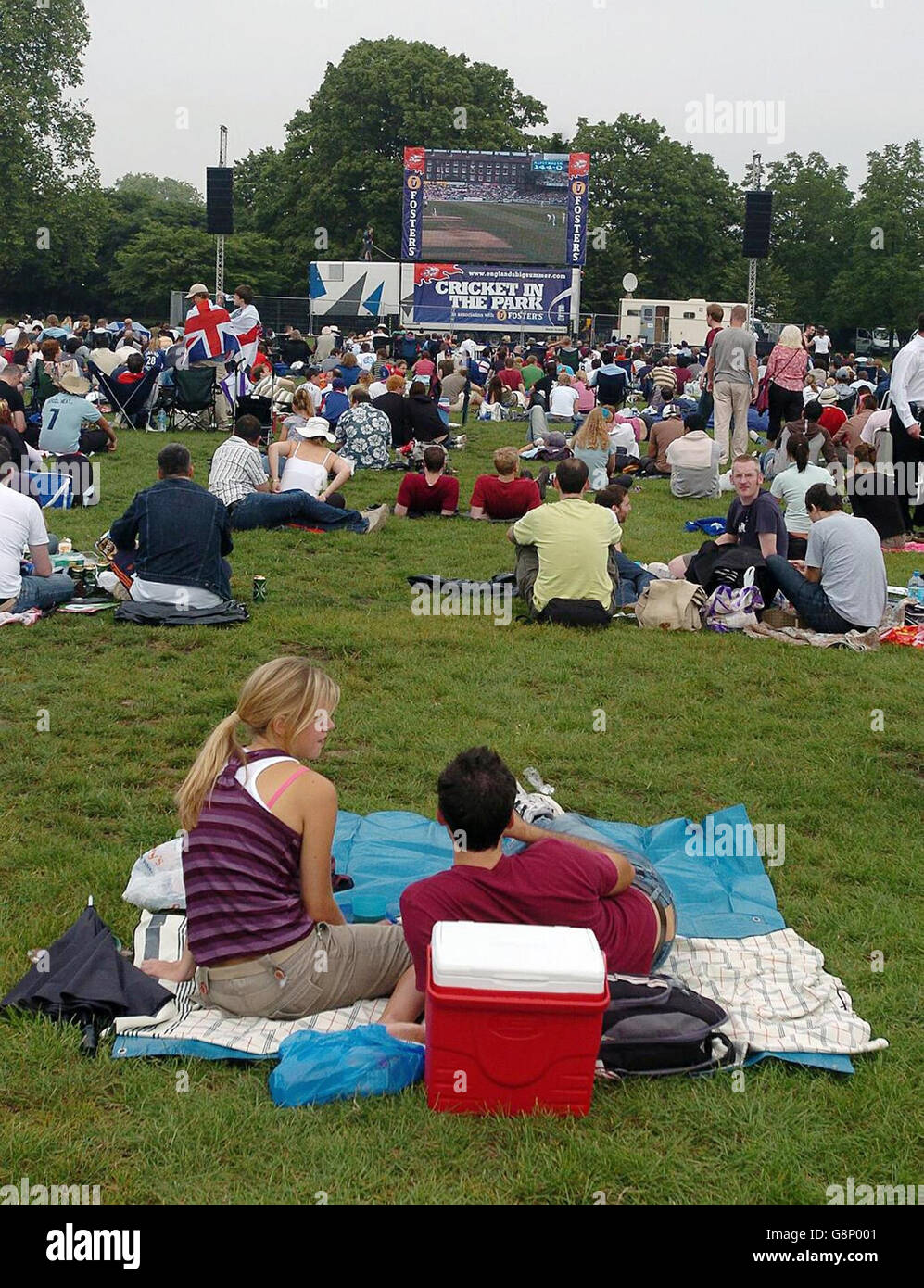 I fan di Cricket che guardano la quinta partita di Npower Ashes Test tra Inghilterra e Australia hanno trasmesso in diretta dal Brit Oval nel Regent's Park di Londra sabato 10 settembre 2005. PREMERE ASSOCIAZIONE foto. Il credito fotografico dovrebbe essere: Michael Stephens/PA Foto Stock