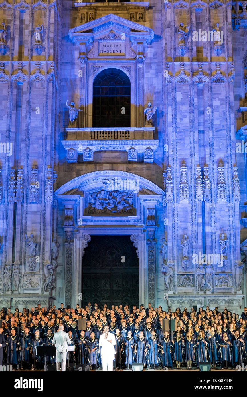 L'Italia, il Duomo di Milano, Italiano Gospel Choir, 500 coristi nel sagrato della chiesa Foto Stock