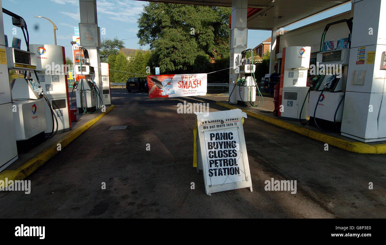 Un cartello all'esterno di un distributore di benzina Somersfield nel nord di Birmingham, martedì 13 settembre 2005, il giorno in cui il Cancelliere Gordon Brown solleciterà un'azione internazionale coordinata per stabilizzare il mercato mondiale del petrolio di fronte alla minaccia di nuove proteste per i carburanti e di acquisti di panico da parte degli automobilisti. Vedere PA storia POLITICA carburante. PREMERE ASSOCIAZIONE foto. Il credito fotografico dovrebbe essere: David Jones/PA Foto Stock