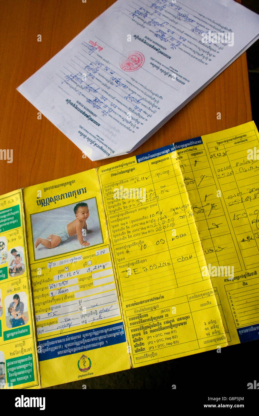 Un bambino cambogiano il certificato di nascita è su un banco in una scuola di lingua inglese nel villaggio di Chork, Cambogia. Foto Stock