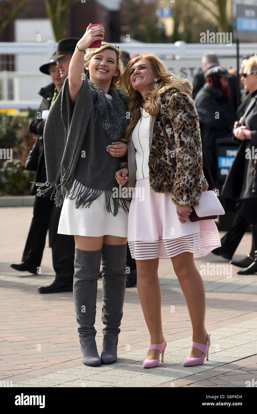 2016 Festival di Cheltenham - Giornata delle Signore - Ippodromo di Cheltenham. Le corse femminili prendono un selfie mentre arrivano per il giorno delle Signore del festival di Cheltenham 2016 all'ippodromo di Cheltenham. Foto Stock