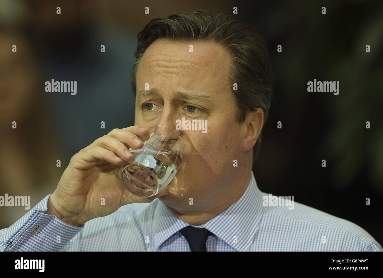 Il primo ministro David Cameron si ferma per sorseggiare un drink mentre ha tenuto un discorso sull'Unione europea al personale della sede centrale della O2 a Slough, Berkshire. Foto Stock