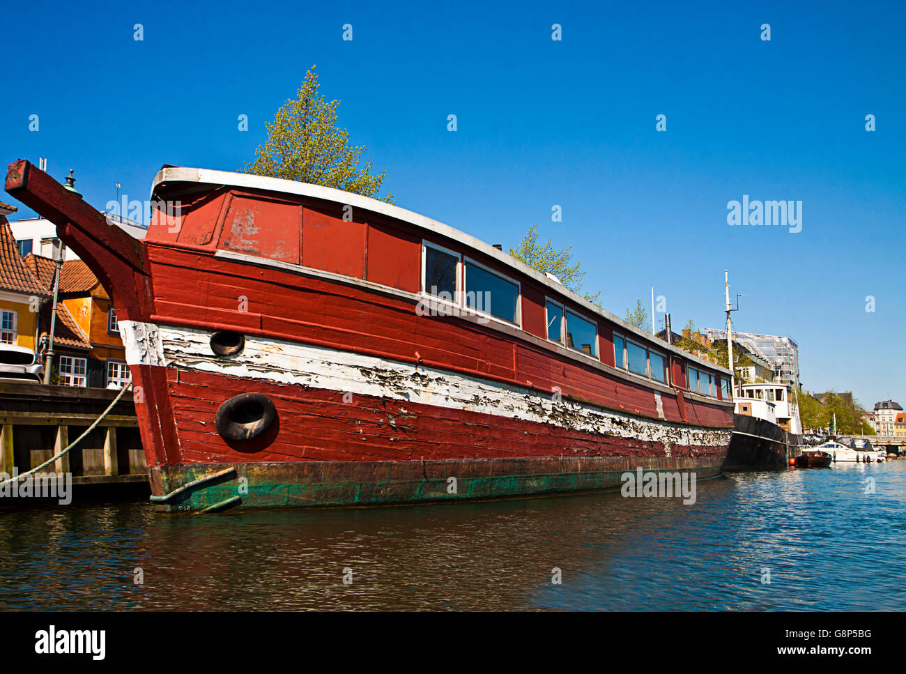 Copenaghen, Danimarca - vecchia casa in legno barca ormeggiata presso Frederiksholm Kanal nel centro di Copenhagen Foto Stock