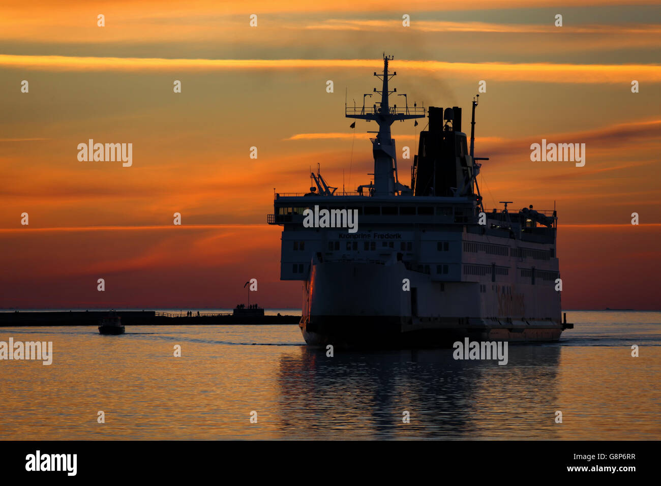 Il traghetto roro 'Kronprins Frederik' in arrivo nel porto di Rostock, Germania durante il tramonto. Foto Stock