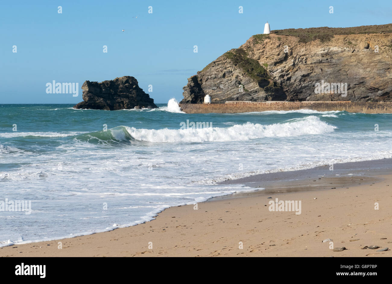 Portreath pier spiaggia sabbiosa a riva onde, Cornwall Inghilterra England Regno Unito. Foto Stock