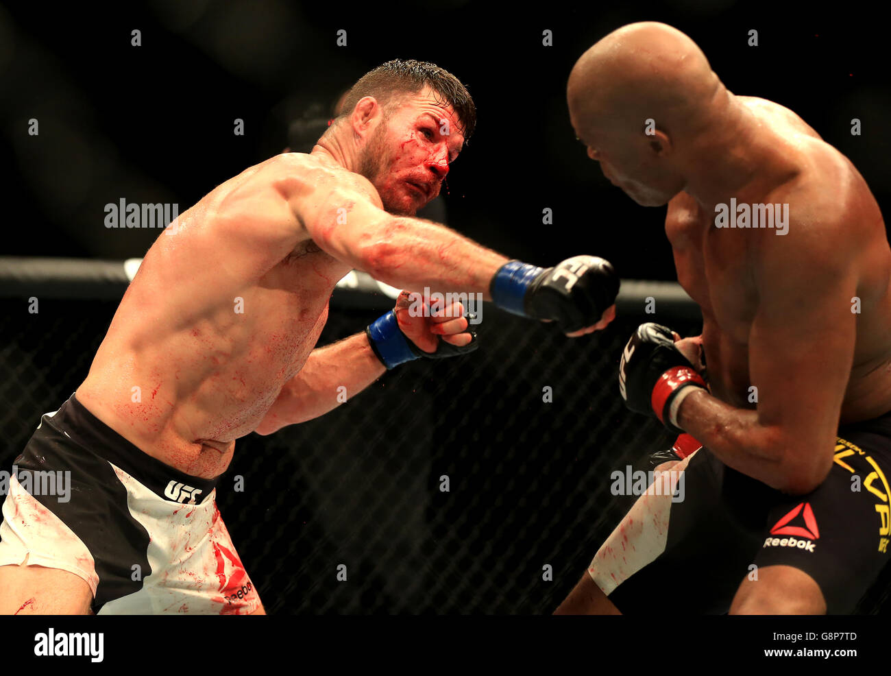 Michael Bisping della Gran Bretagna sul suo cammino per sconfiggere il Brasile Anderson Silva durante la notte di combattimento dell'UFC Foto Stock