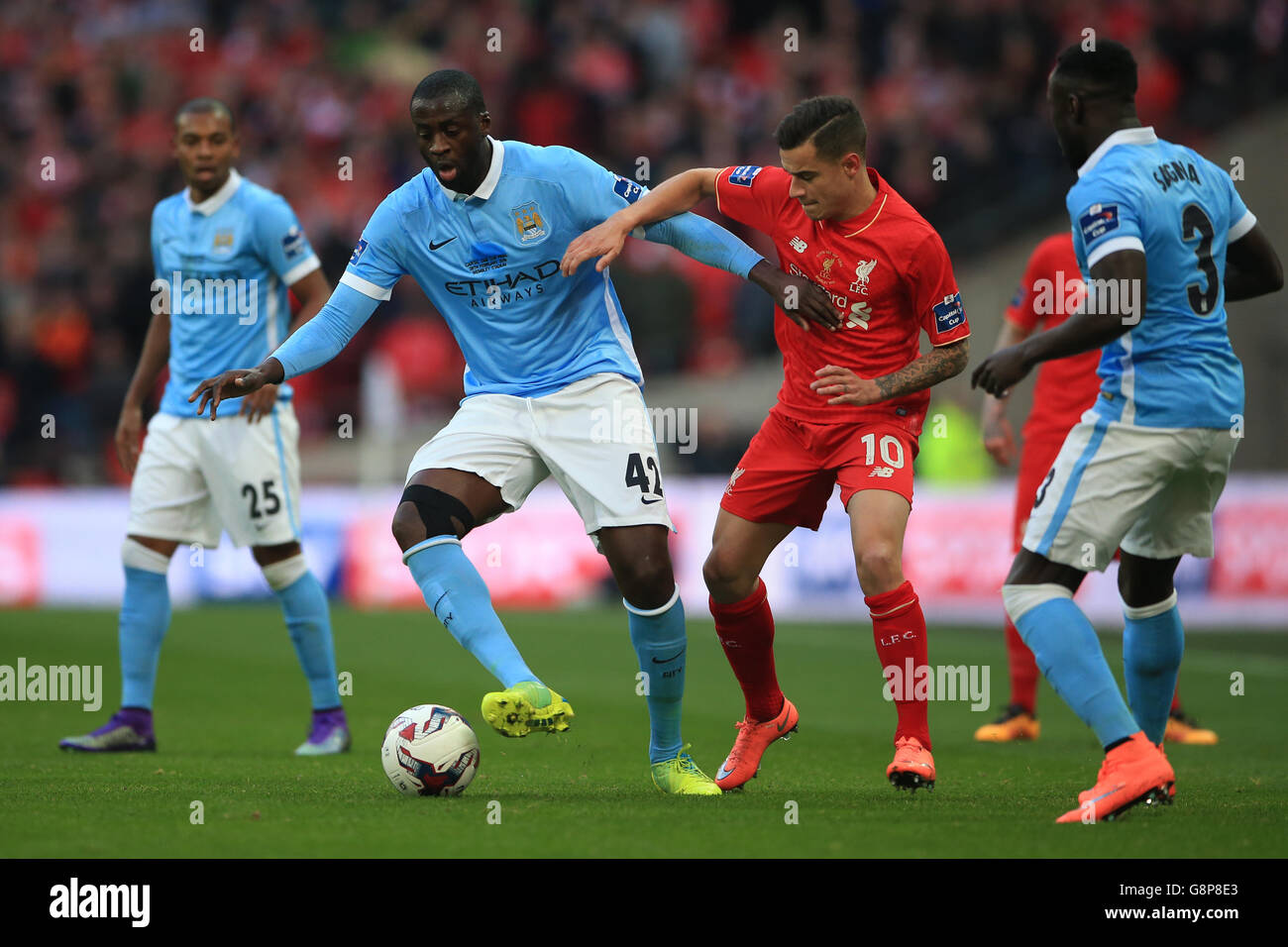 Yaya Toure (a sinistra) di Manchester City e Philippe Coutinho di Liverpool combattono per la palla durante la finale della Capital One Cup al Wembley Stadium di Londra. Foto Stock