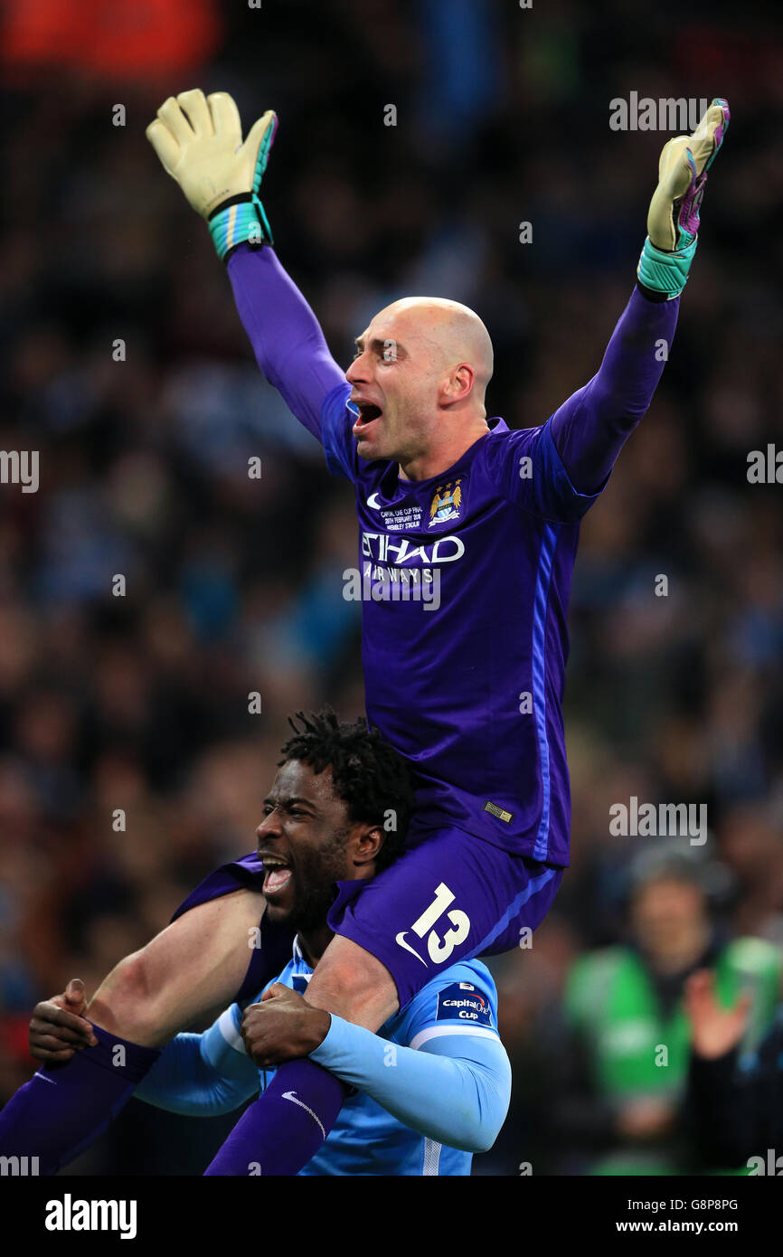 Willy Caballero, portiere della città di Manchester, festeggia il suo fianco vincendo la punizione dopo aver fatto tre salvataggi durante la finale della Capital One Cup al Wembley Stadium di Londra. Foto Stock