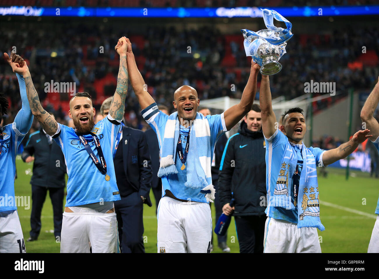 Vincent Kompany (centro) e i compagni di squadra di Manchester City festeggiano con il trofeo dopo la vittoria nella finale della Capital One Cup al Wembley Stadium di Londra. PREMERE ASSOCIAZIONE foto. Data immagine: Domenica 28 febbraio 2016. Guarda la storia della PA DI CALCIO finale. Il credito fotografico dovrebbe essere: Mike Egerton/PA Wire. Foto Stock