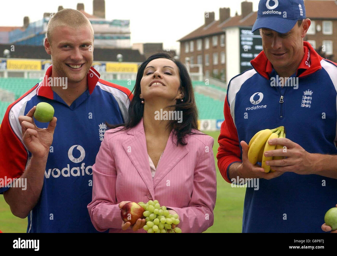 Il Ministro della Sanità pubblica Caroline Flint con i cricketers inglesi Andrew Flintoff (a sinistra) e Ashley Giles, per contribuire a promuovere il programma di frutta E verdura del Governo, all'Oval, nel sud di Londra, martedì 6 settembre 2005. I cinque lanciatori di ceneri dell'Inghilterra si sono Uniti oggi al ministro per incoraggiare i bambini dai randelli locali di cricket a mangiare cinque porzioni di frutta e verdura un il giorno e prendere l'abbondanza di esercitazione come parte di uno stile di vita più sano. Guarda la storia della Pennsylvania SPORT Cricket. PREMERE ASSOCIAZIONE foto. Il credito fotografico dovrebbe essere: Chris Young/PA. Foto Stock