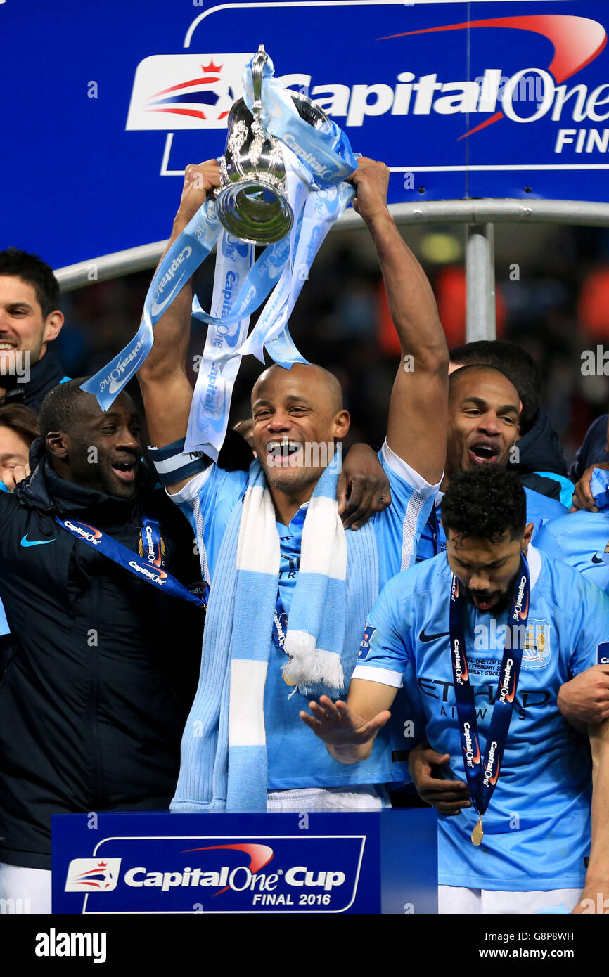 Vincent Kompany (centro) e i compagni di squadra di Manchester City festeggiano con il trofeo dopo la vittoria nella finale della Capital One Cup al Wembley Stadium di Londra. Foto Stock