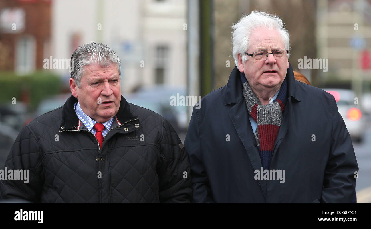 Michael Gallagher (a destra) che ha perso suo figlio Aiden, e Stanley McComb, Chi ha perso la moglie Ann negli attentati di Omagh, arriva alla Corte di Ballymena, come ha detto l'onorevole Gallagher che non era contento che le informazioni circolavano sul fallimento della causa, eppure lui e altre famiglie non erano state informate dalle autorità. Foto Stock