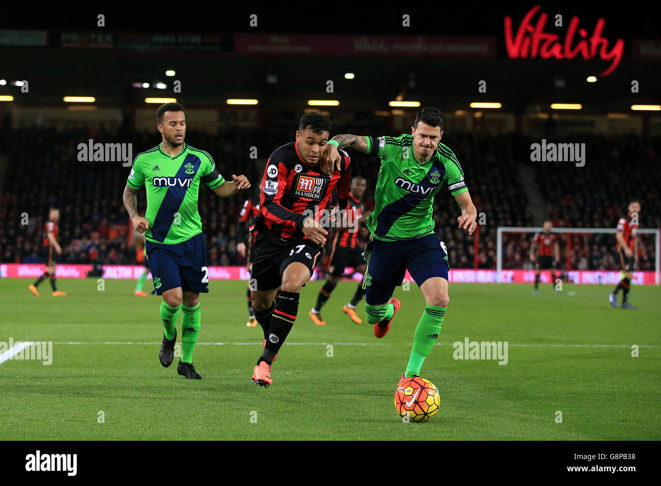 Joshua King (centro) di AFC Bournemouth e Jose Fonte (destra) di Southampton combattono per la palla durante la partita della Barclays Premier League al Vitality Stadium di Bournemouth. Foto Stock