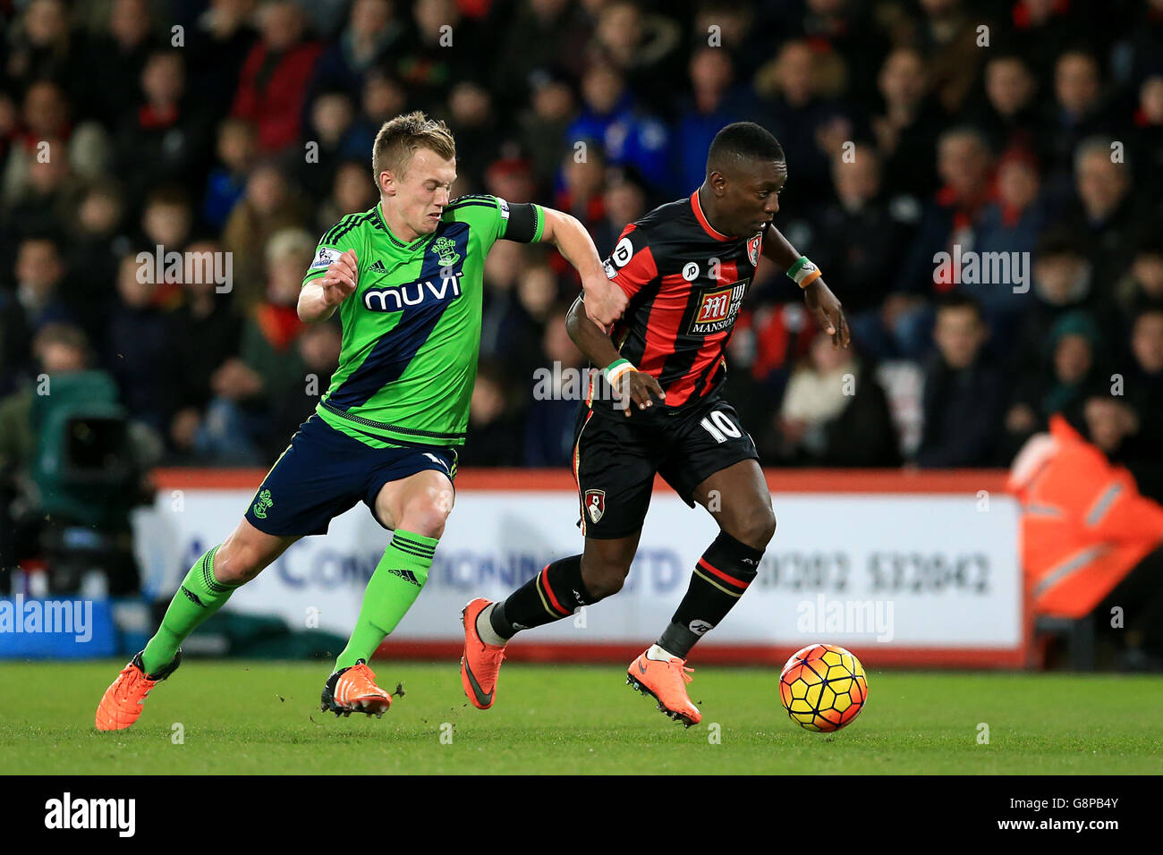 Max Gradel dell'AFC Bournemouth e James Ward-Prowse di Southampton (a sinistra) combattono per la palla durante la partita della Barclays Premier League al Vitality Stadium di Bournemouth. Foto Stock