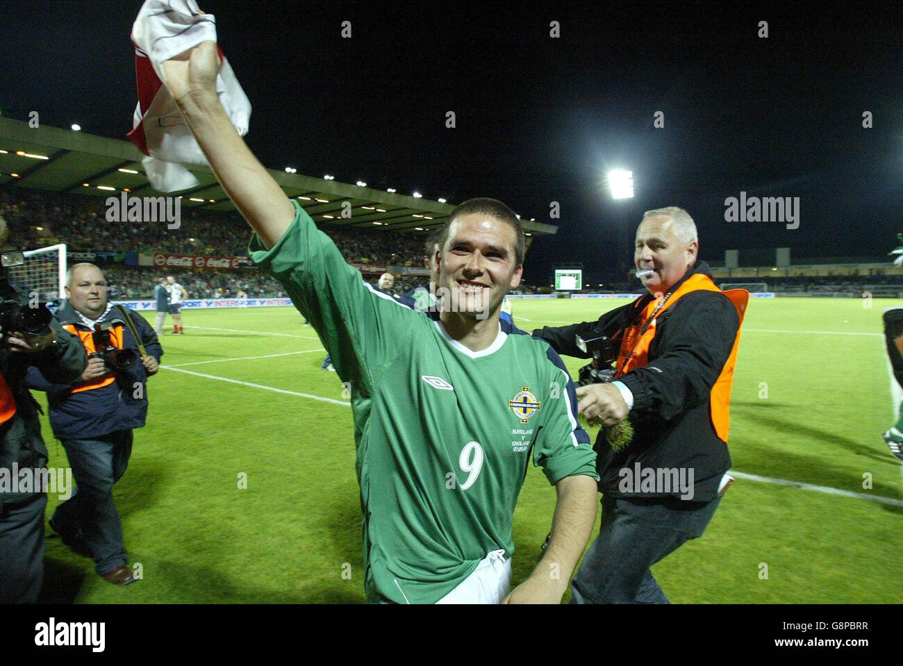 Il portiere dell'Irlanda del Nord David Healy saluta la folla dopo aver sconfitto l'Inghilterra 1-0 nella Coppa del mondo di qualificazione a Windsor Park, Belfast, mercoledì 7 settembre 2005. PREMERE ASSOCIAZIONE foto. Il credito fotografico dovrebbe essere: Paul Faith/PA. Foto Stock