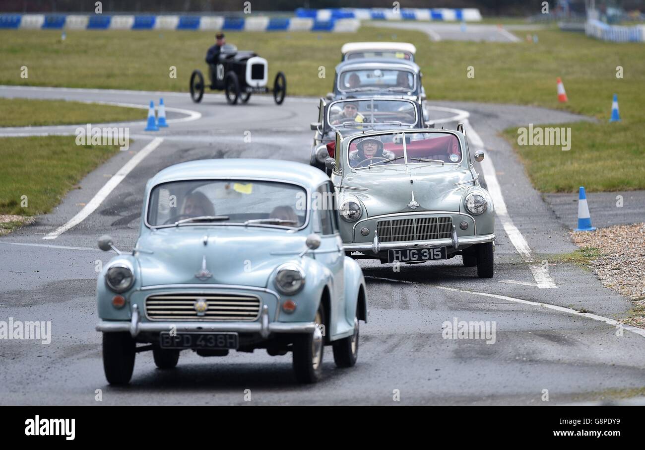 Le automobili prendono parte ad una cavalcata durante il giorno del morris di Austin al museo di Brooklands a Weybridge, Surrey. Foto Stock