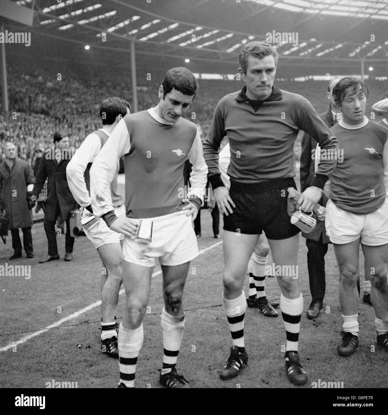 Frank McLintock (l) e Jim Furnell (r) di Arsenal si levano in piedi in modo disonoro Sul tappeto erboso di Wembley dopo aver ricevuto i loro secondi classificati Foto Stock