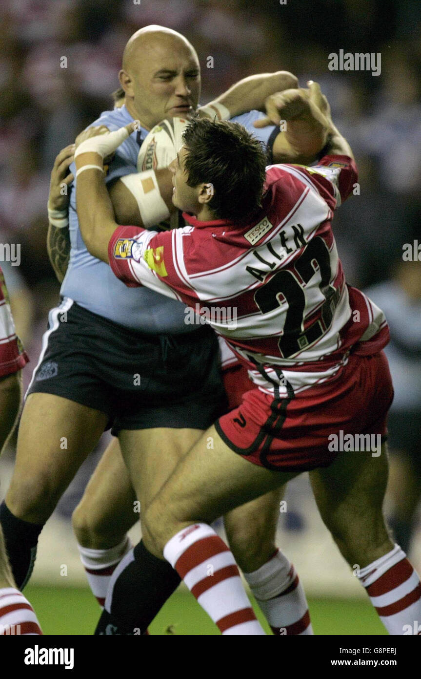 David Allen (R) dei Warriors di Wigan cerca di trattenere Paul Anderson di St Helens durante la partita Engage Super League al JJB Stadium di Wigan, venerdì 9 settembre 2005. PREMERE ASSOCIAZIONE foto. Il credito fotografico deve essere: Dave Thompson/PA. **SOLO PER USO EDITORIALE** Foto Stock