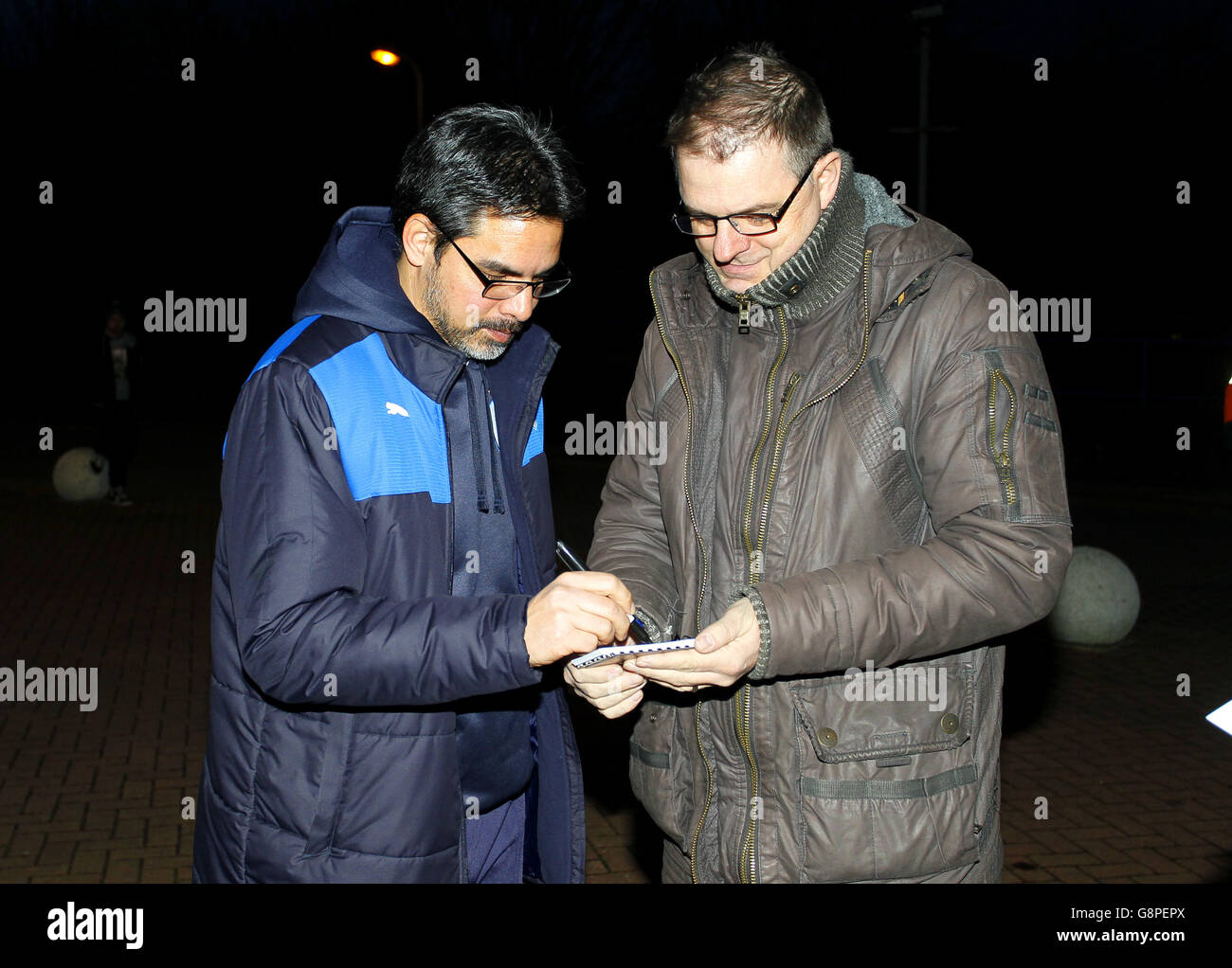 Huddersfield Town / Reading - Campionato Sky Bet - Stadio John Smith. David Wagner, direttore della città di Huddersfield, firma autografi per i fan fuori dallo stadio John Smith Foto Stock