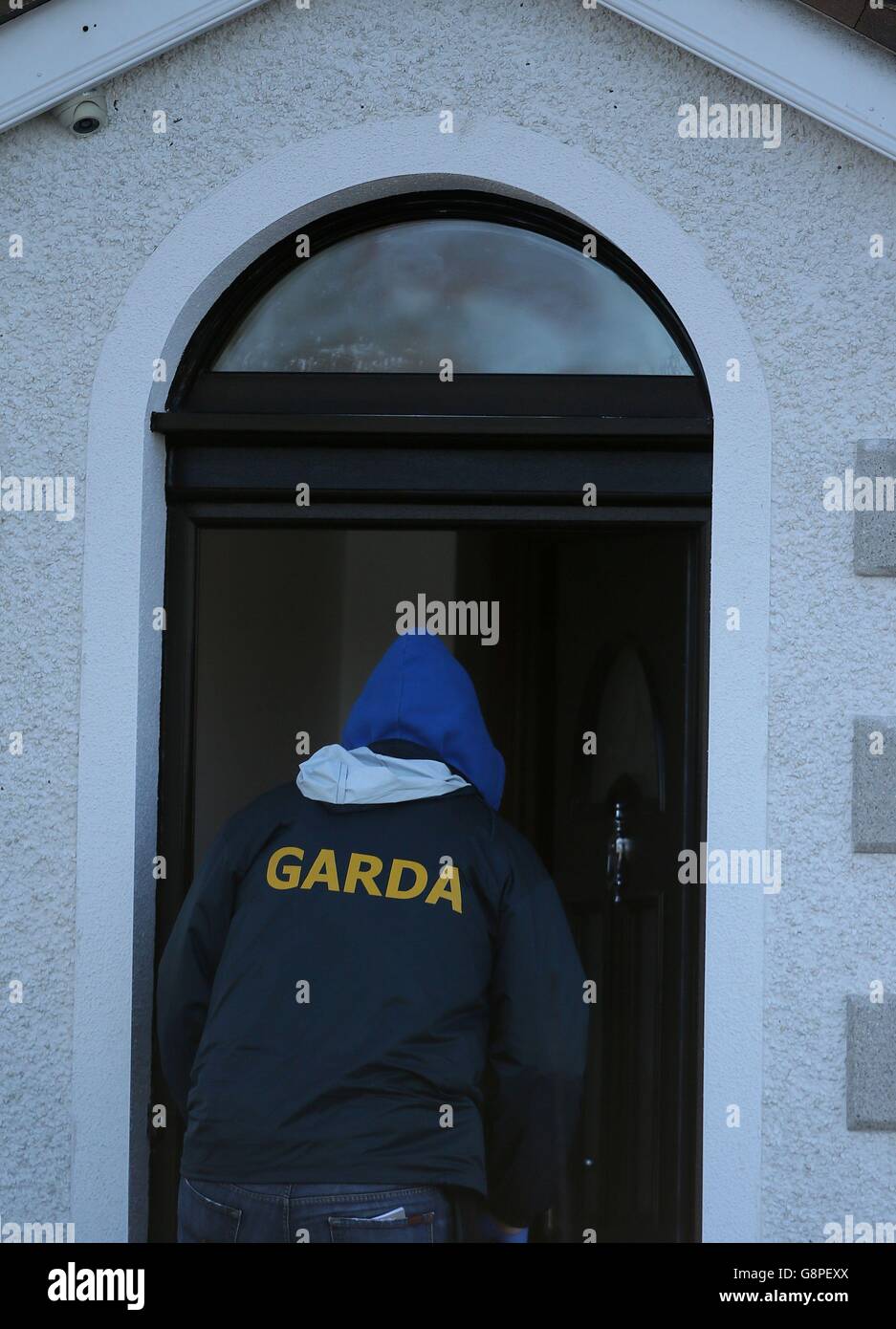 Il giardai armato e il Criminal Assets Bureau che effettuano ricerche sulle case e le imprese di Dublino, puntando sulle attività di un gruppo criminale situato nel sud della città, legato a David Byrne, che è stato assassinato nel Regency Hotel. Foto Stock