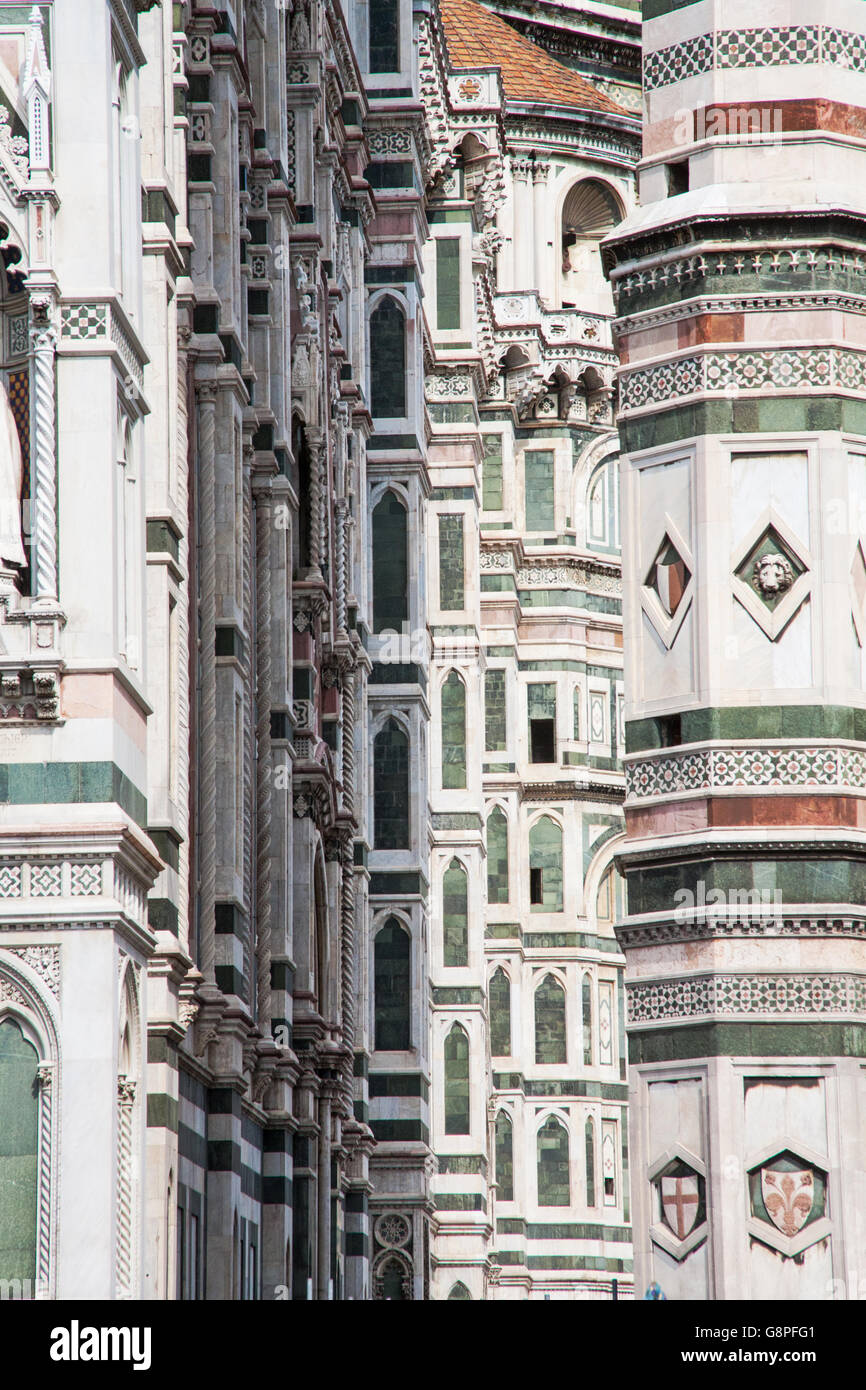 Dettaglio del verde e del bianco e facciata in marmo rosso del duomo di Firenze, Italia Foto Stock