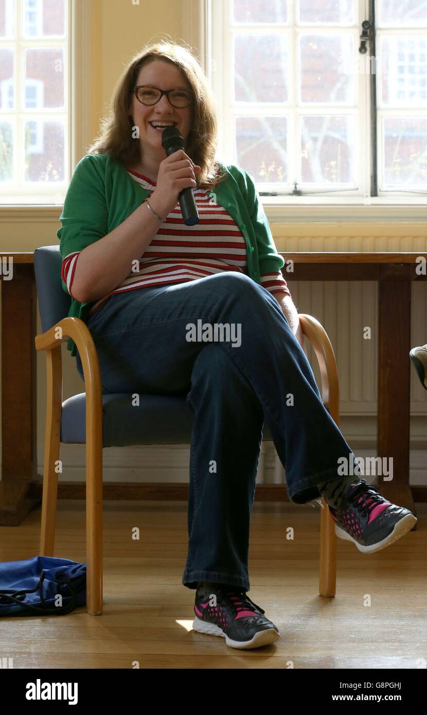 Il premiato comico Sarah Millican parla durante una sessione di domande e risposte al Newnham College, Università di Cambridge. Foto Stock