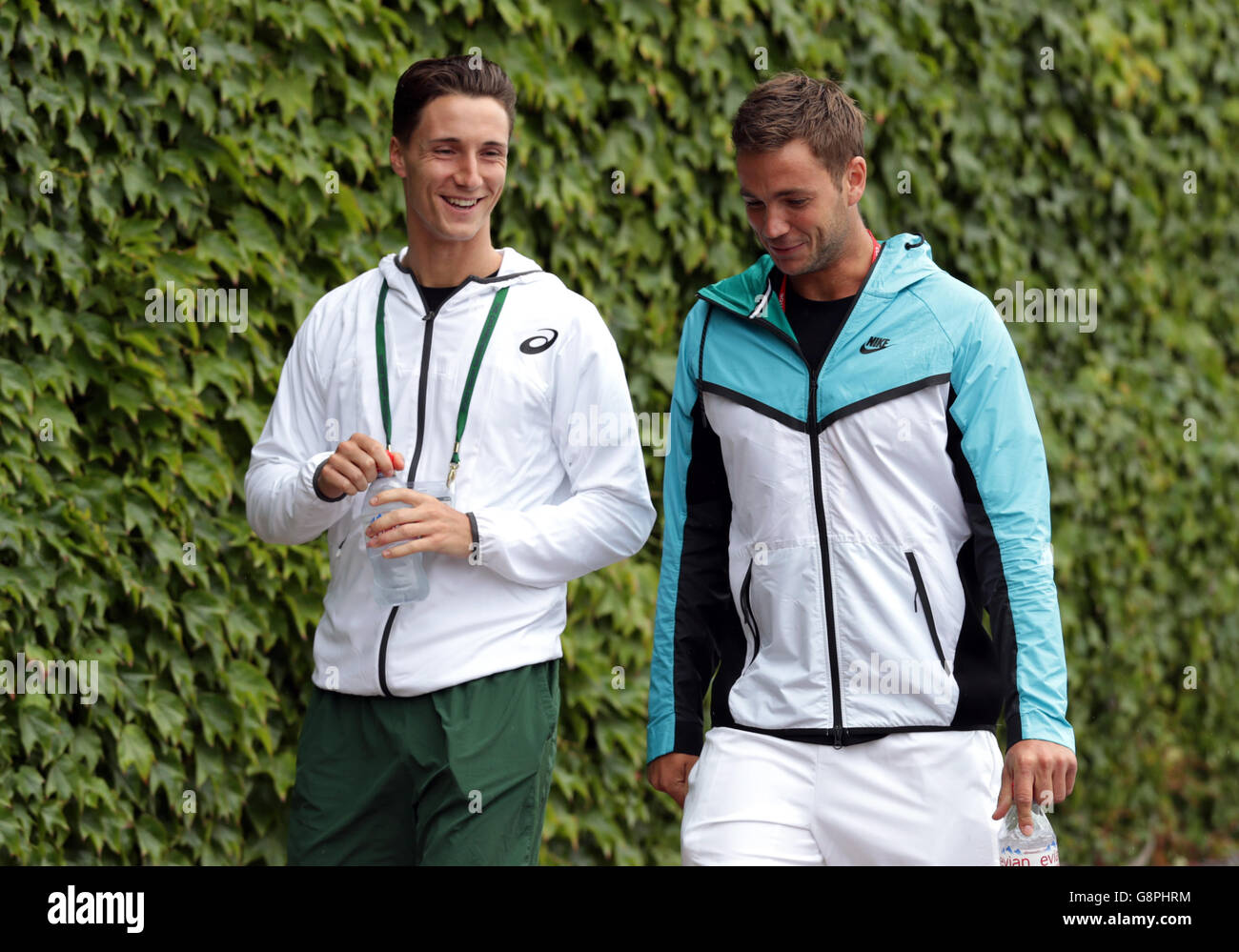 Marcus Willis (a destra), che viene impostato per prendere su Roger Federer più tardi di oggi il giorno tre i campionati di Wimbledon al All England Lawn Tennis e Croquet Club, Wimbledon. Foto Stock