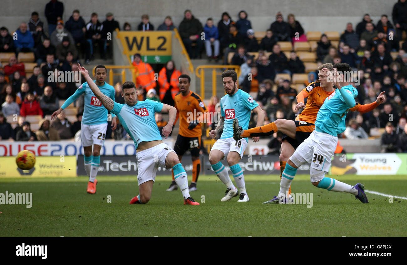 George Saville di Wolverhampton Wanderers segna il primo obiettivo del gioco durante il campionato Sky Bet al Molineux, Wolverhampton. Foto Stock