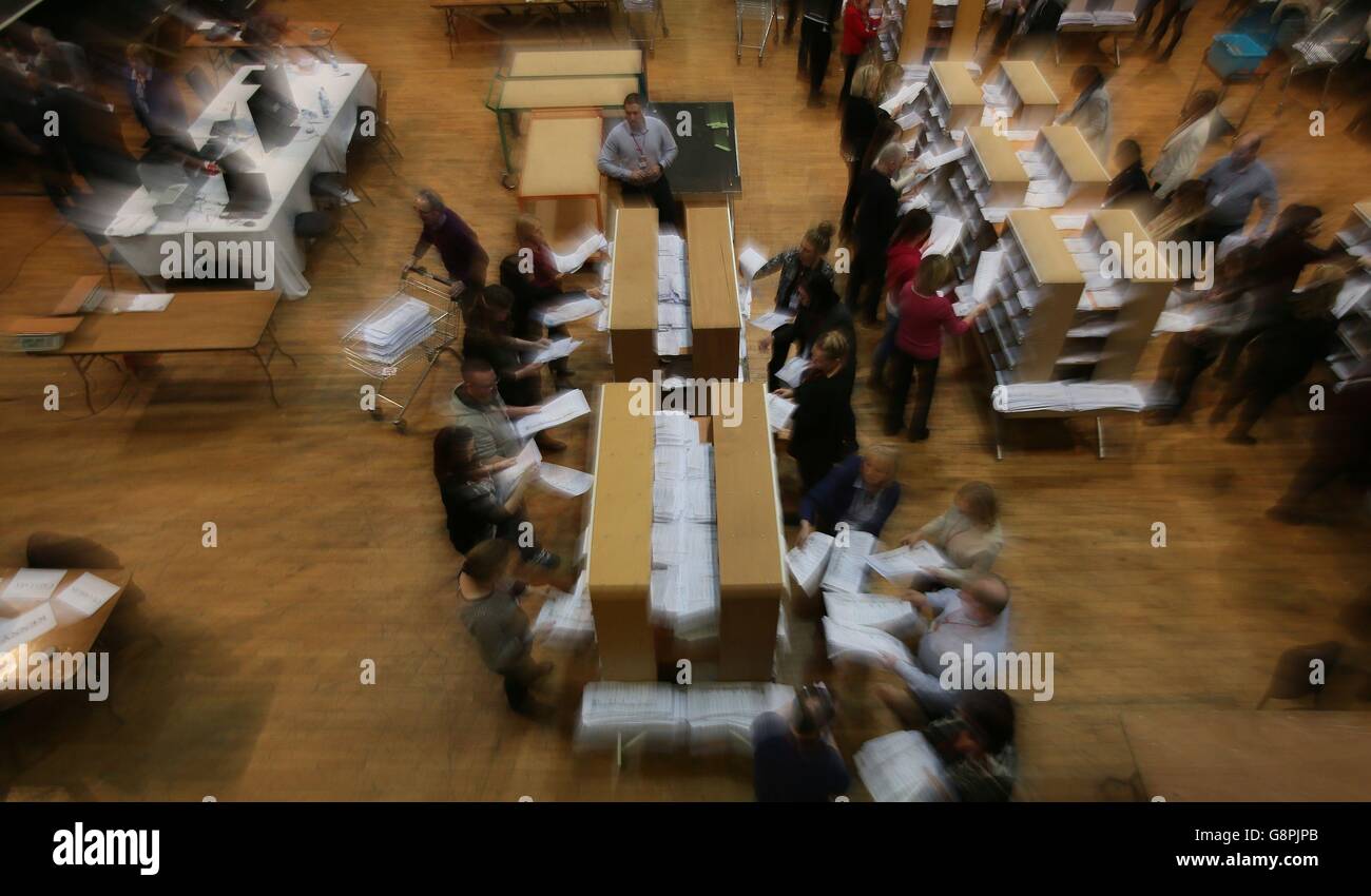 Le schede di voto sono contate e verificate al centro di conteggio di Castlebar, mentre il conteggio delle elezioni generali 2016 ottiene in corso. Foto Stock