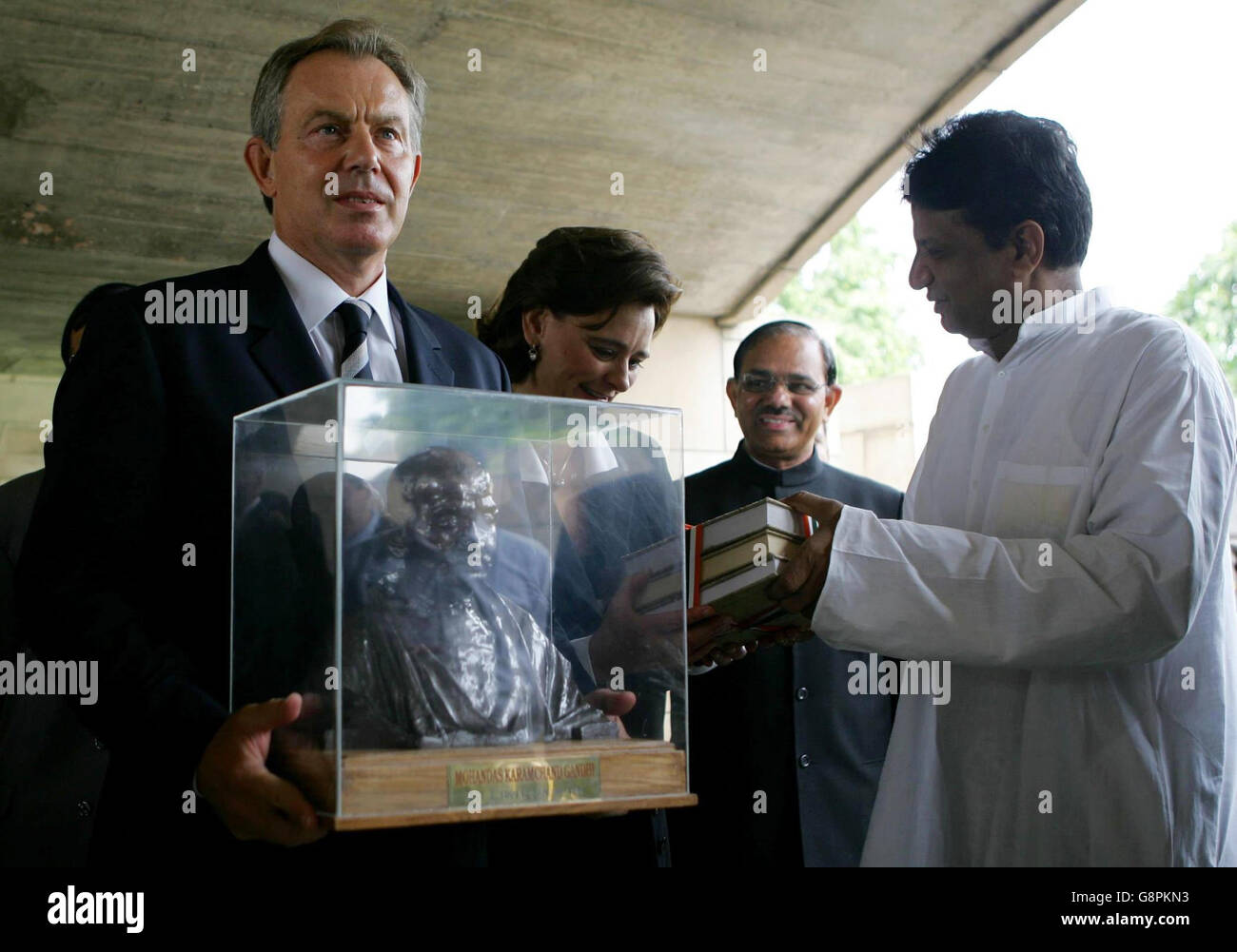 Il primo ministro britannico Tony Blair (a sinistra) viene presentato con una statua di bronzo dopo aver deposto una corona al Gandhi Memorial a Nuova Delhi, mercoledì 7 settembre 2005, accompagnato dalla moglie Cherie (seconda a sinistra). Blair parteciperà oggi al vertice UE-India, dove sosterrà che l'Occidente dovrebbe abbracciare l'emergere dell'India come potenza economica piuttosto che temerla come minaccia per il furto di posti di lavoro. Vedi la storia di PA INDIA Blair. PREMERE ASSOCIAZIONE foto. Il credito fotografico dovrebbe essere: John D McHugh/PA/WPA Rota AFP. Foto Stock