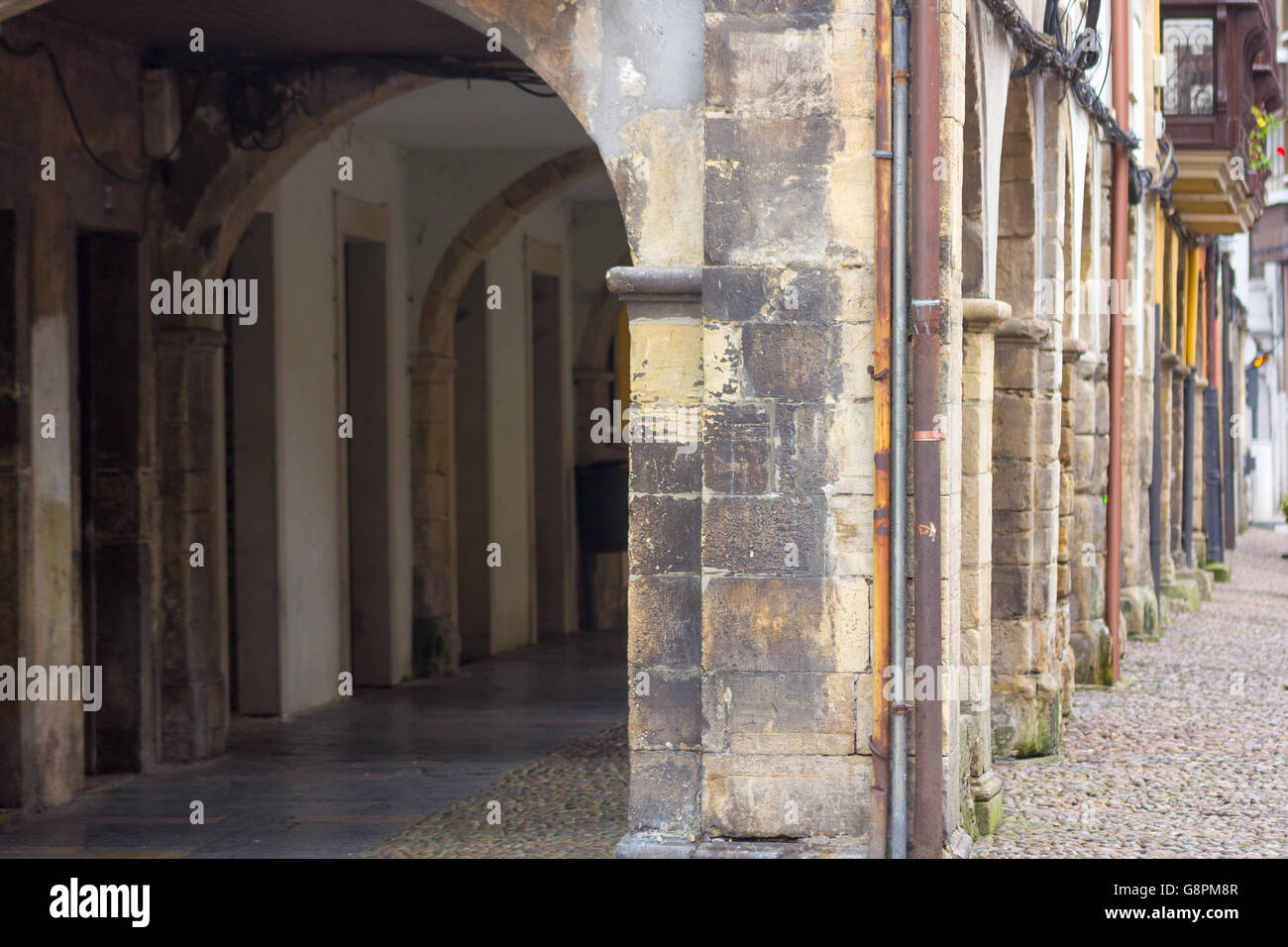 Archi e colonne famosa e antica città di Aviles Spagna Foto Stock