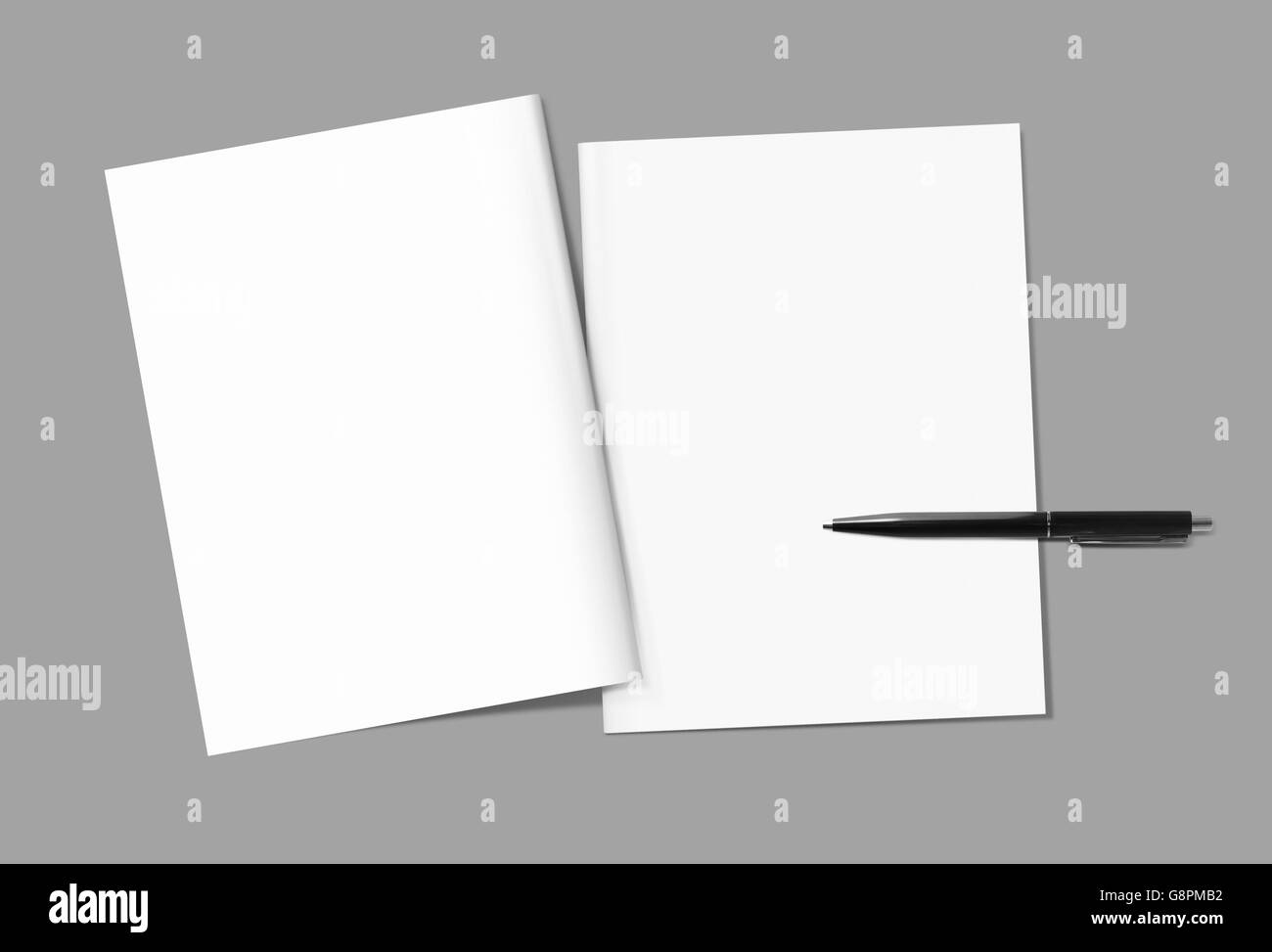 Blank copertine di riviste e modello di penna su sfondo grigio. Foto Stock