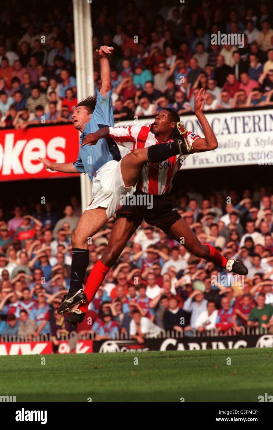 Ian Vescovo di West Ham United (sinistra) e Carlton Palmer Di Southampton (a destra) saltare per la palla Foto Stock