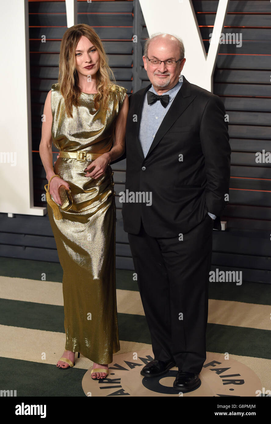 Irina Ovsiannikova e Salman Rushdie in arrivo al Vanity Fair Oscar Party a Beverly Hills, Los Angeles, CA, USA, febbraio 28, 2016. PREMERE ASSOCIAZIONE foto. Data immagine: Domenica 28 febbraio 2016. Guarda gli Oscar SHOWBIZ della storia di PA. Il credito fotografico deve essere: Filo PA/filo PA Foto Stock