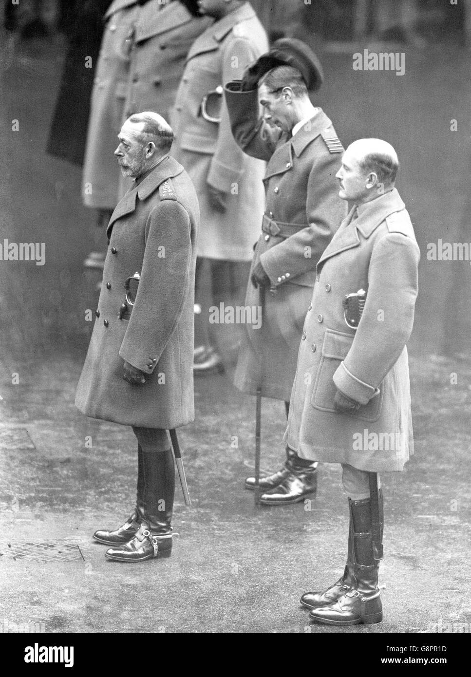 Re Giorgio V, il Duca di York, e il Principe Artù di Connaught (a destra) al Cenotaf per il decimo anniversario dell'armistizio. Foto Stock