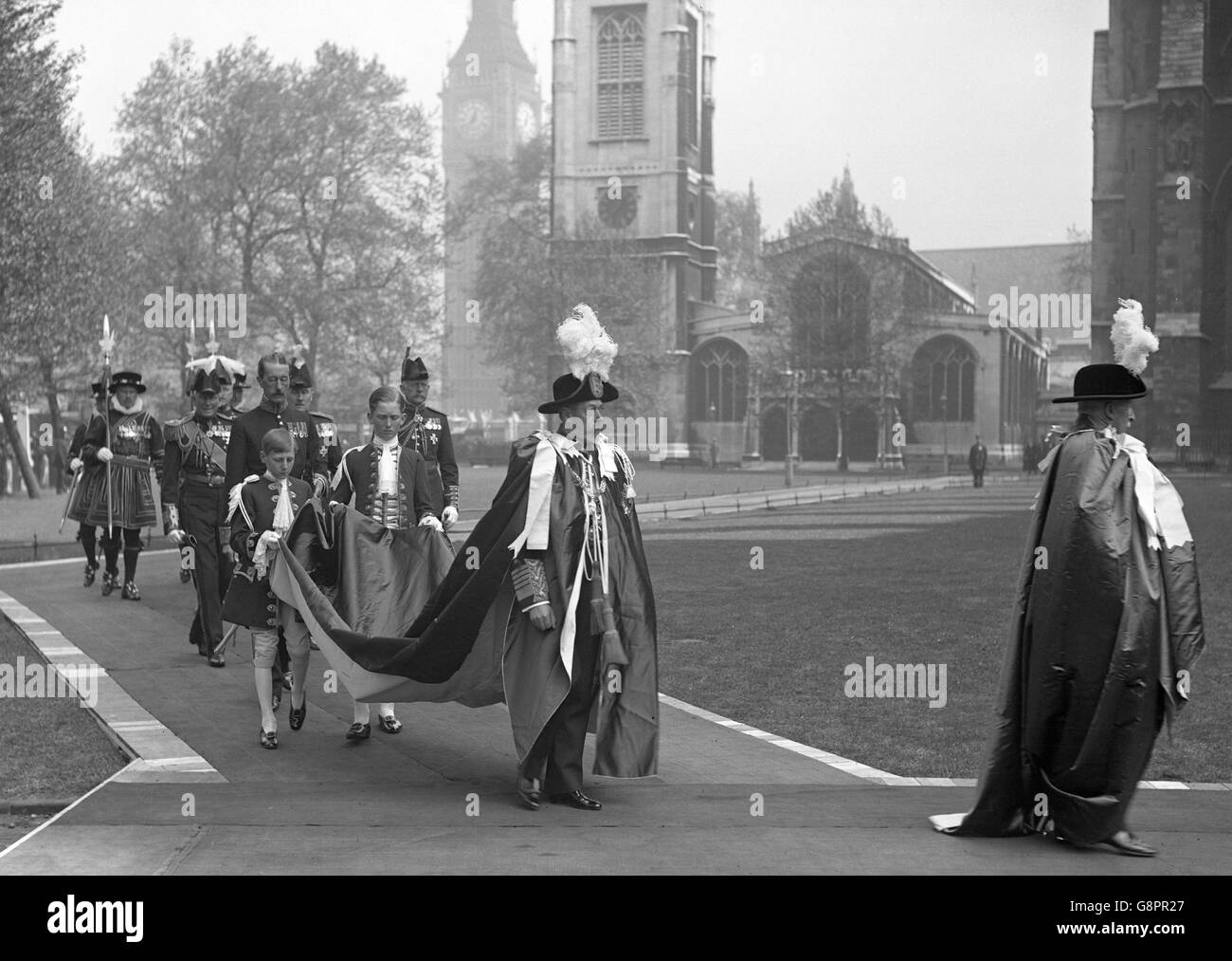 Re Giorgio V, nelle sue vesti, all'Ordine della cerimonia di Bath presso l'Abbazia di Westminster. Foto Stock