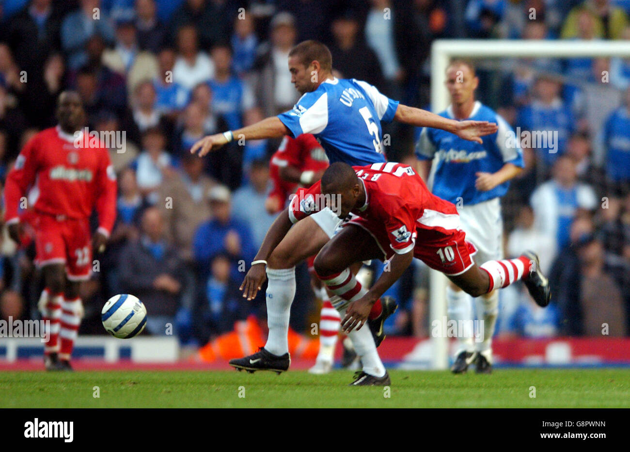 Matthew Upson di Birmingham e Darren di Charlton Athletic Bent Foto Stock