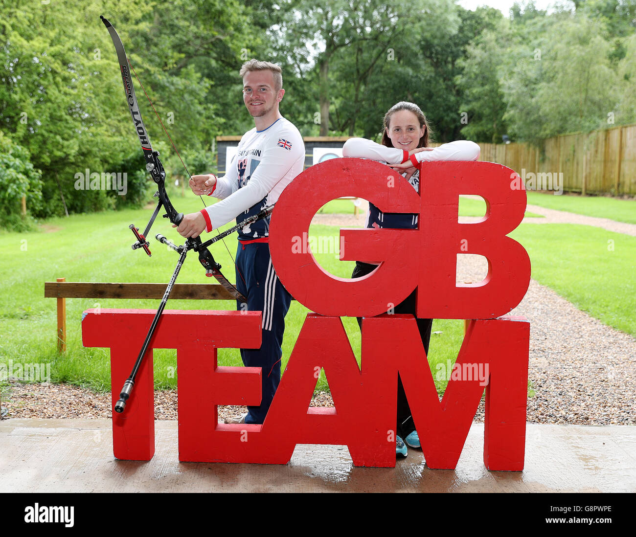 Patrick Huston e Naomi Folkard durante le Olimpiadi annuncio del gruppo a Meriden club di tiro con l'arco, Coventry. Foto Stock