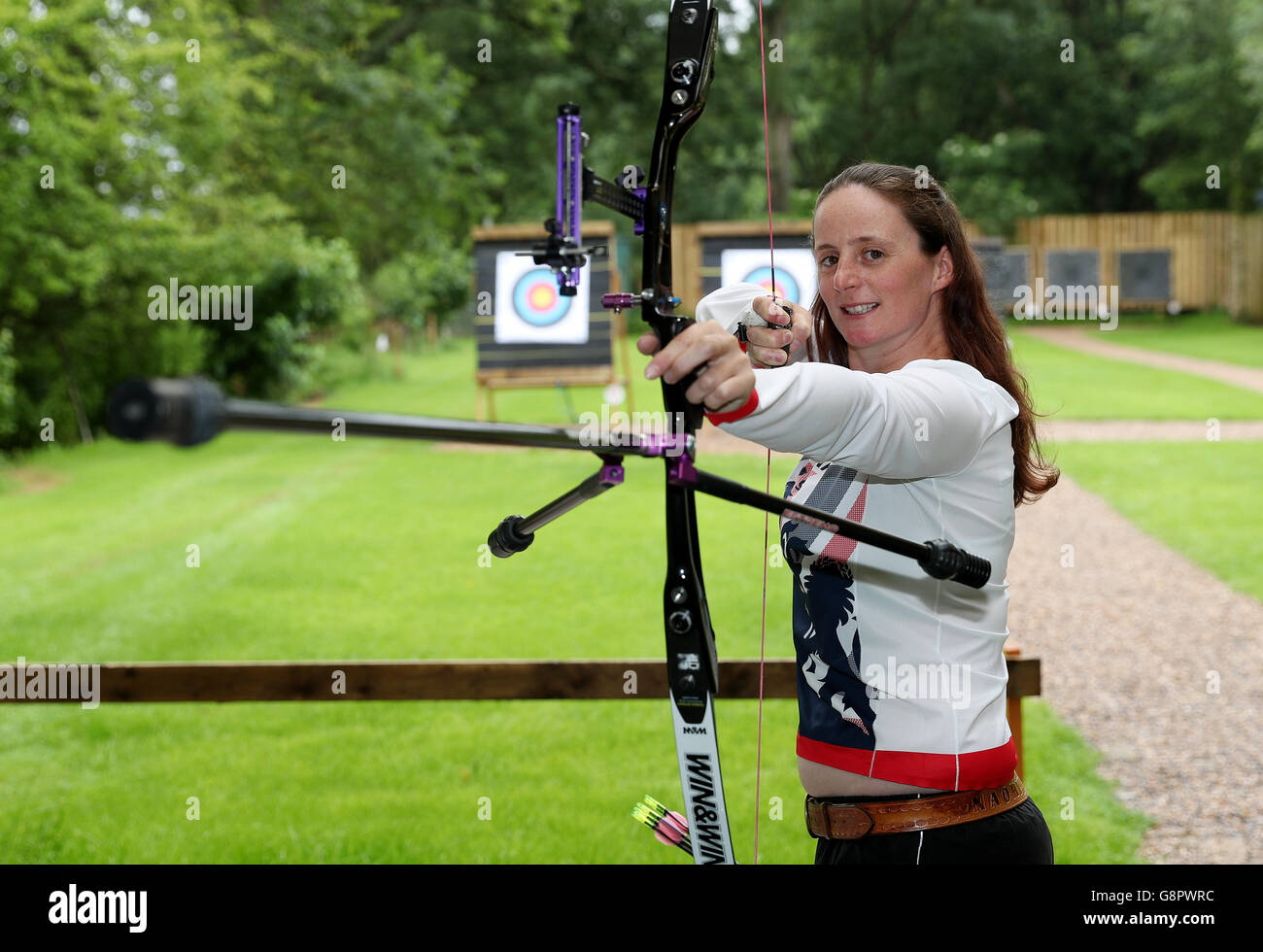 Naomi Folkard durante le Olimpiadi annuncio del gruppo a Meriden club di tiro con l'arco, Coventry. Foto Stock