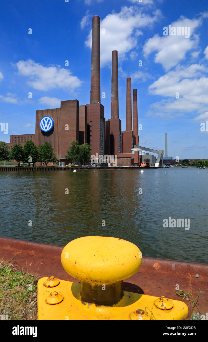 Wolfsburg, stazione di potenza della fabbrica di Volkswagen Autostadt e al Mittelland Canal, Bassa Sassonia, Germania, Europa Foto Stock