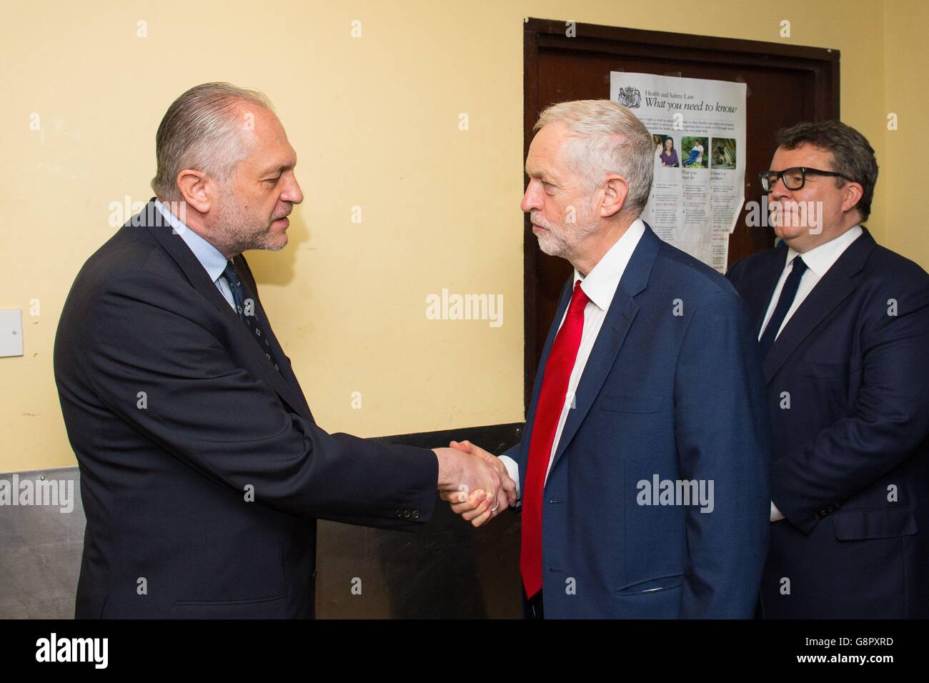 Ambasciatore della Polonia Witold Sobkow (sinistra) saluta leader laburista Jeremy Corbyn e il suo vice Tom Watson durante una visita al polacco sociale Associazione Culturale in Hammersmith, Londra ovest che è stato soggetto ad atti vandalici con anti-graffiti di immigrazione. Foto Stock