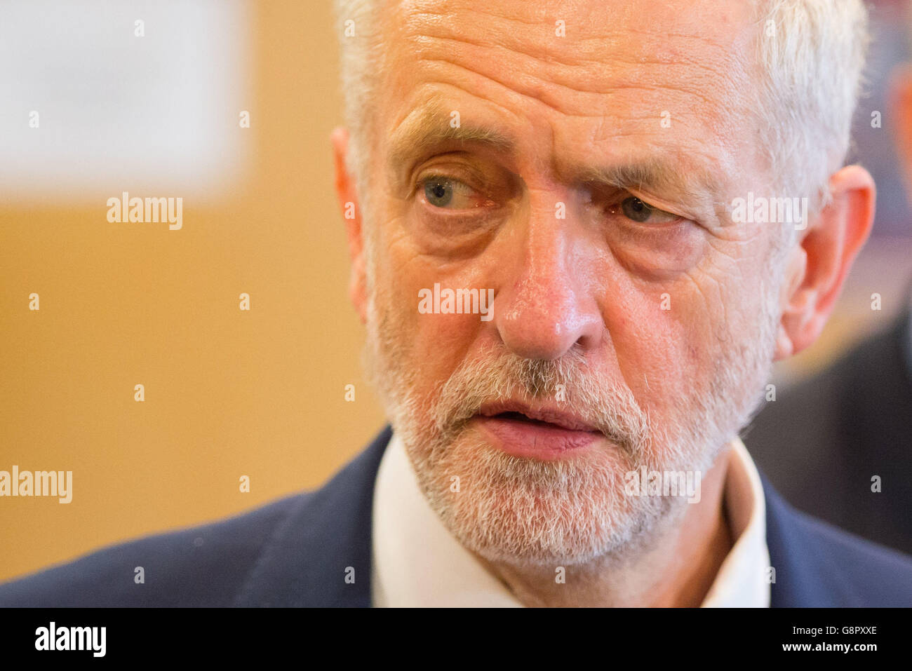 Leader laburista Jeremy Corbyn durante una visita al polacco sociale Associazione Culturale in Hammersmith, Londra ovest che è stato soggetto ad atti vandalici con anti-graffiti di immigrazione. Foto Stock