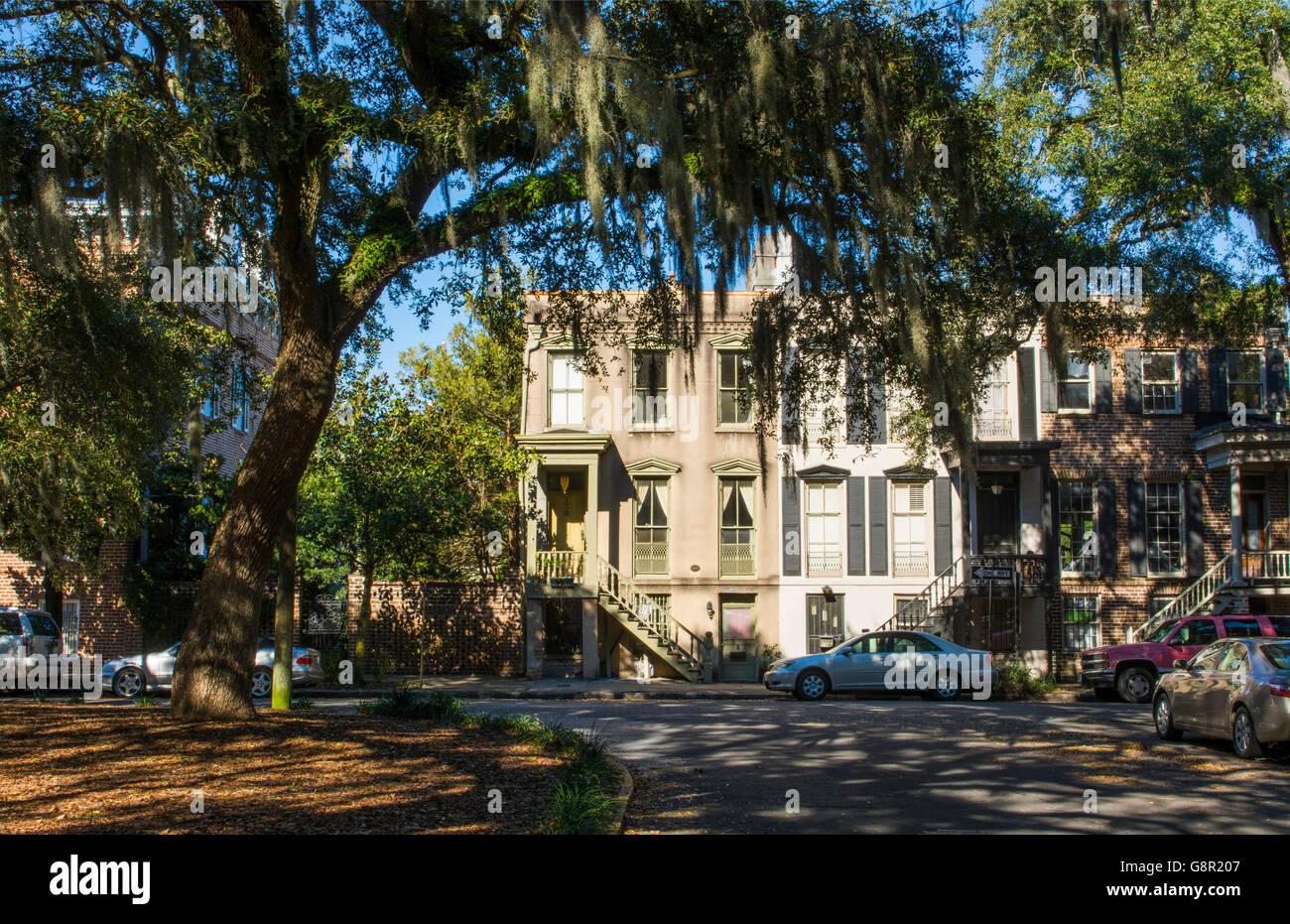 Savannah in Georgia nel centro cittadino di Taylor Street Calhoun Square con calma il traffico su strada Foto Stock